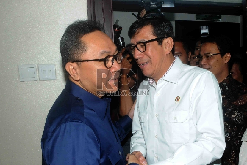 Ketua MPR Zulkifli Hasan menerima kedatangan Menteri Hukum dan HAM Yasonna Laoly saat tiba di ruang pimpinan MPR, Kompleks Parlemen Senayan, Jakarta, Kamis (12/3). 