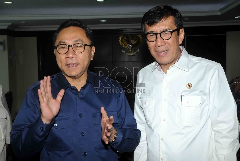 Ketua MPR Zulkifli Hasan menerima kedatangan Menteri Hukum dan HAM Yasonna Laoly saat tiba di ruang pimpinan MPR, Kompleks Parlemen Senayan, Jakarta, Kamis (12/3). (Republika/Agung Supriyanto)