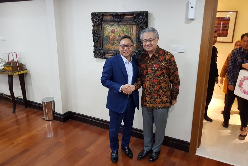 Ketua MPR Zulkifli Hasan menerima kehadiran Duta Besar Jepang untuk Indonesia Mashafumi Ishii, Kamis (22/2). 