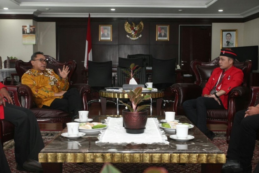 Ketua MPR, Zulkifli Hasan, menerima Presidium GMNI (Gerakan Mahasiswa Nasional Indonesia) di Ruang Kerja, Gedung Nusantara III Lantai 9, Kompleks Parlemen, Senayan, Jakarta, Kamis (17/11). 