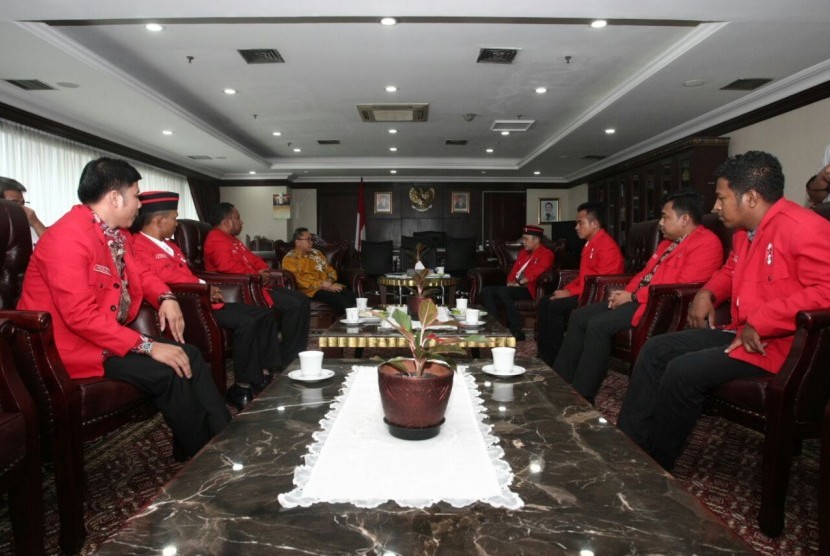 Ketua MPR, Zulkifli Hasan, menerima Presidium GMNI (Gerakan Mahasiswa Nasional Indonesia) di Ruang Kerja, Gedung Nusantara III Lantai 9, Kompleks Parlemen, Senayan, Jakarta, Kamis (17/11). 