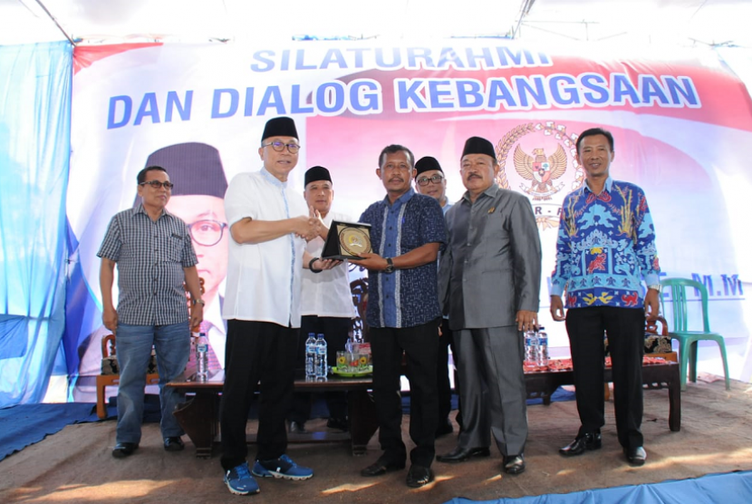 Ketua MPR Zulkifli Hasan menghadiri Dialog Kebangsaan dan Sosialisasi Empat Pilar MPR, di Lapangan Kecamatan Pagelaran, Pringsewu, Lampung, Kamis (29/11) lalu.