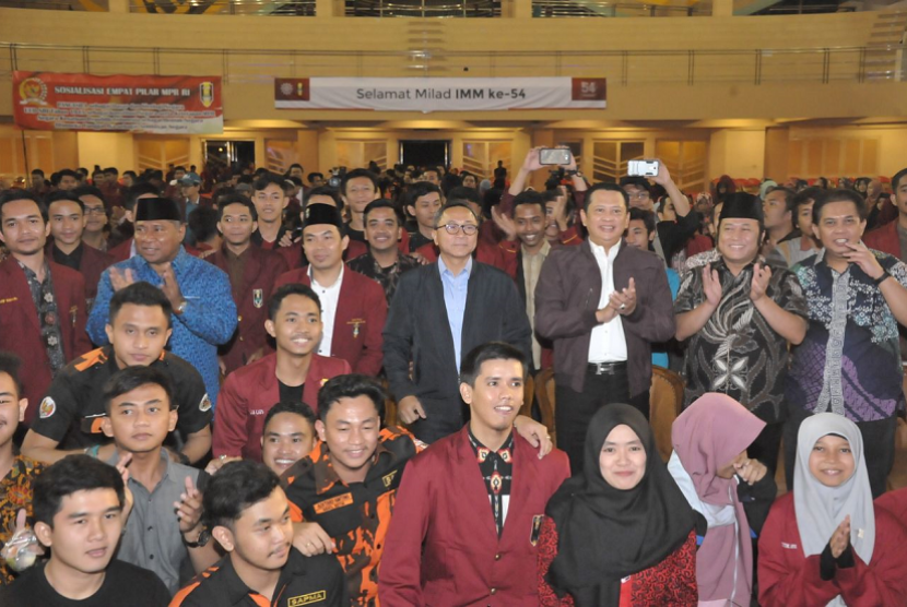 Ketua MPR Zulkifli Hasan menghadiri Milad ke 54 Ikatan Mahasiswa Muhammadiyah di Sportarium Arena UMY Yogyakarta, Rabu (14/3).
