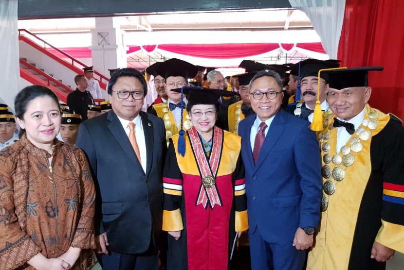 Ketua MPR Zulkifli Hasan menghadiri pemberian gelar Doktor Honoris Causa bidang Politik dan Pemerintahan dari IPDN untuk Presiden RI ke 5 Megawati Soekarnoputri. 