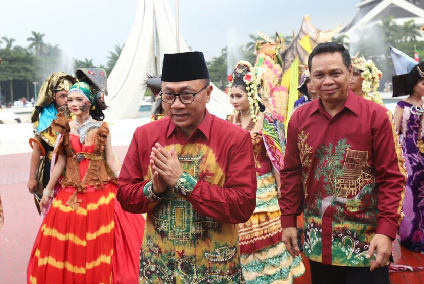 Ketua MPR Zulkifli Hasan menghadiri perayaan HUT TMII.