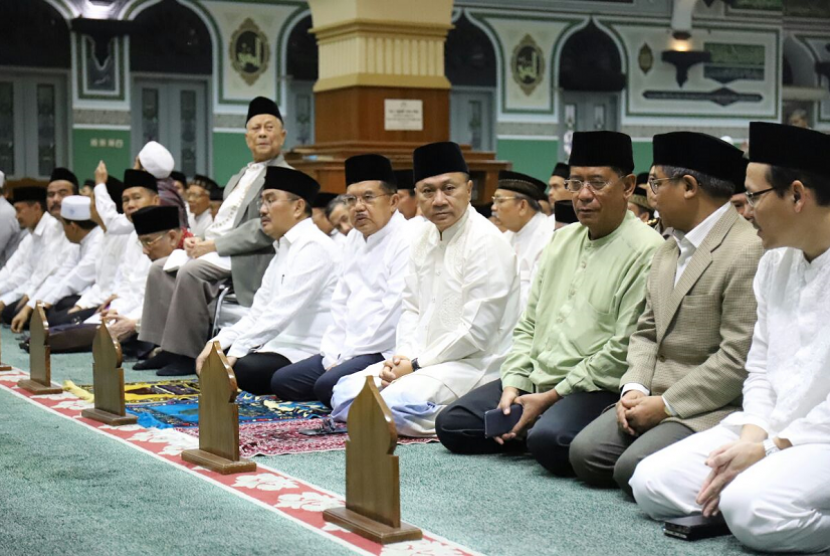 Ketua MPR Zulkifli Hasan menghadiri Shalat Subuh berjamaah bersama Wakil Presiden RI Jusuf Kalla di Masjid Al Azhar Kebayoran Baru, Sabtu (7/4). 