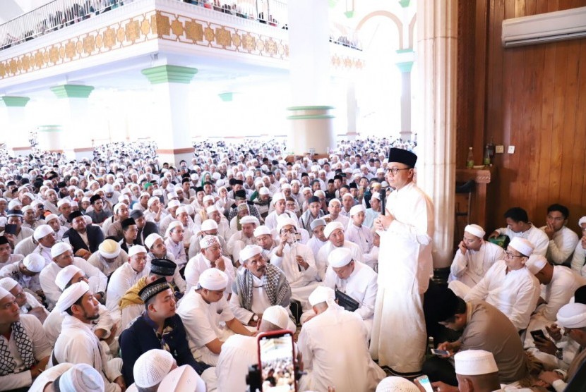 Ketua MPR Zulkifli Hasan mengikuti zikir akbar di masjid Az-Zikra, Sentul, Bogor pada Ahad (1/4). 