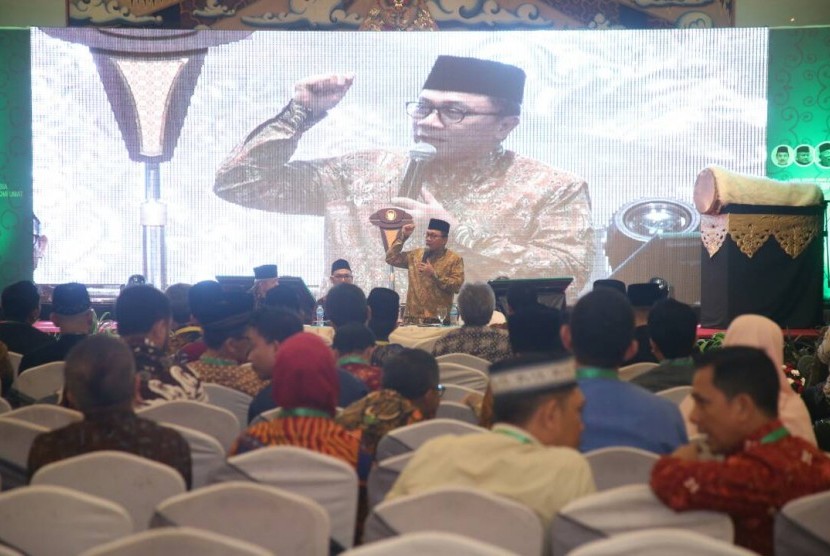 Ketua MPR Zulkifli Hasan mengingatkan kembali pentingnya mengembalikan nilai dan semangat Pancasila di bidang ekonomi saat menghadiri Kongres Umat Islam MUI bertajuk 'Arus Baru Ekonomi Ummat' di Jakarta, Sabtu (23/4). 