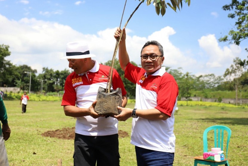 Ketua MPR, Zulkifli Hasan mengunjungi City Forest Jember, Jawa Timur, Ahad (22/4).