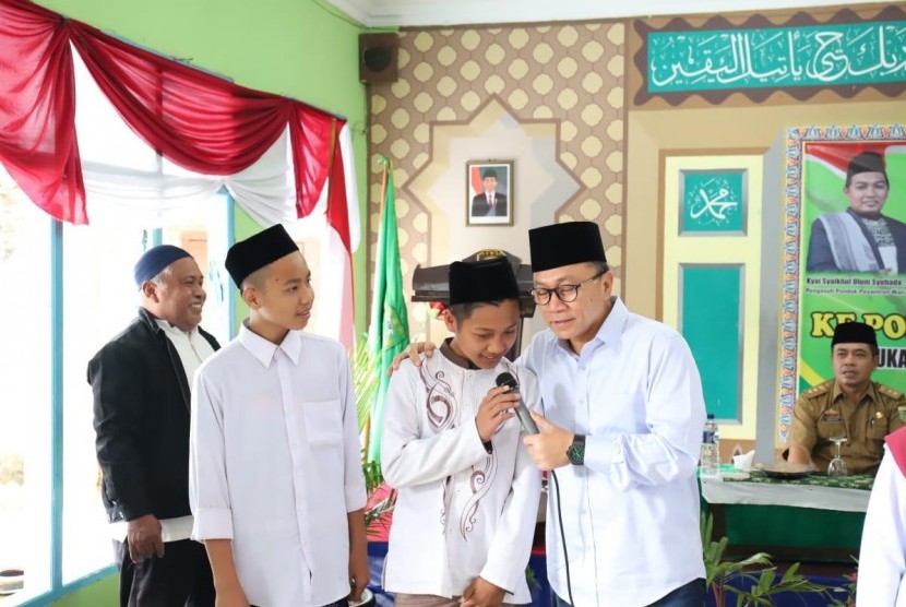 Ketua MPR Zulkifli Hasan mengunjungi Pondok Pesantren Walisongo di Sukajadi Lampung Tengah, Selasa (23/10).