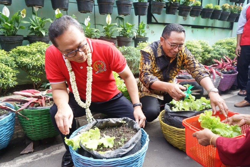 Ketua MPR Zulkifli Hasan menyambangi Kampung Hijau Glintung Go Green di RW 23 Purwantoro Blimbing, Jawa Timur, Jumat (28/7). 