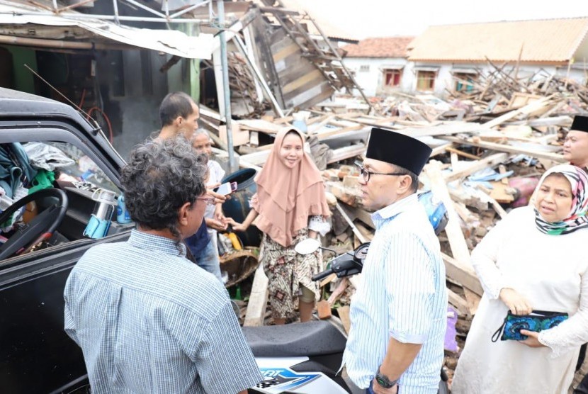 Ketua MPR Zulkifli Hasan menyambangi para korban tsunami di Lampung Selatan.