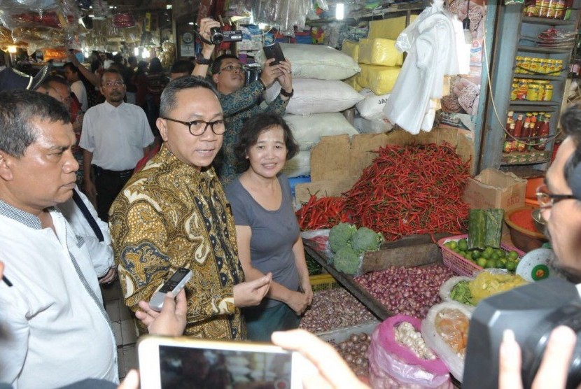 Ketua MPR Zulkifli Hasan menyambangi Pasar Central di Medan, Sumatra Utara, Senin (7/8). 