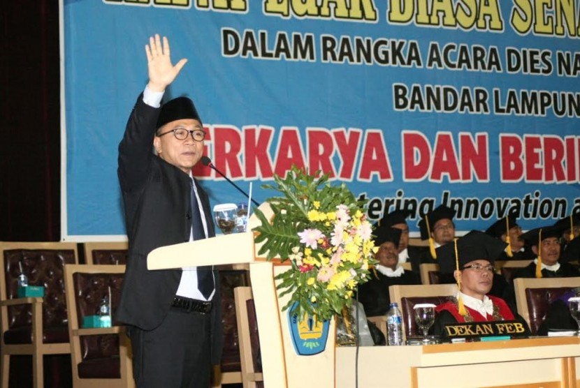 Ketua MPR Zulkifli Hasan menyampaikan orasi disampaikan dalam rapat luar biasa Senat Universitas Lampung yang dipimpin Rektor Universitas Lampung.