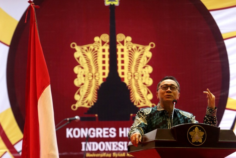 Ketua MPR Zulkifli Hasan menyampaikan orasi politik kebangsaan saat membuka kongres Himpunan Mahasiswa Ilmu Politik (Himapol) se-Indonesia di Gedung AAC Dayan Dawod Unsyiah, Banda Aceh, Aceh, Kamis (28/9).