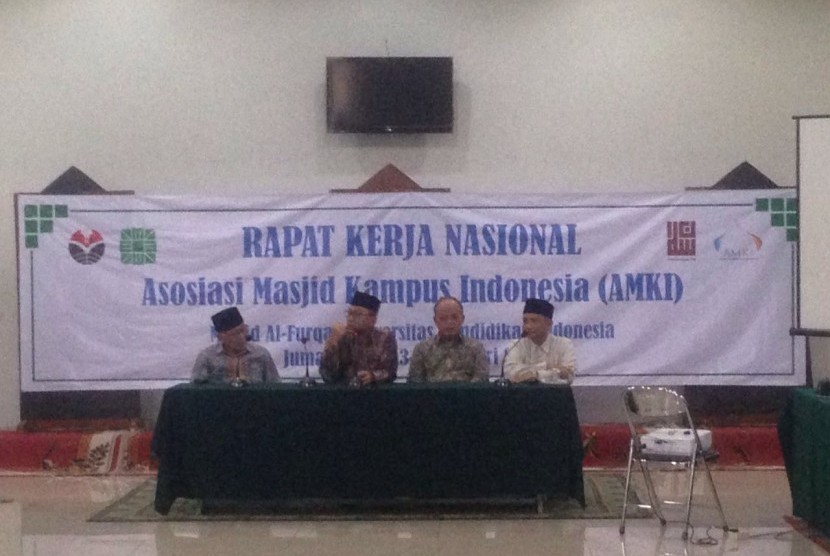 Ketua MPR, Zulkifli Hasan menyampaikan pandangan tentang kondisi bangsa Indonesia pada Rapat Kerja Nasional Asosiasi Masjid Kampus Indonesia (AMKI) di Mesjdi Al-Furqon Kampus Universitas Pendidikan Indonesia (UPI), Sabtu (14/1).