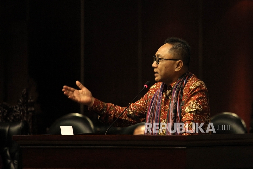 Ketua MPR Zulkifli Hasan menyampaikan pandangannya pada pembukaan acara sosialisasi empat pilar kepada organisasi Jong Pemuda Indonesia (JPI) di gedung MPR, Senayan, Jakarta, Rabu (26/10).(Republika/Rakhmawaty La'lang)