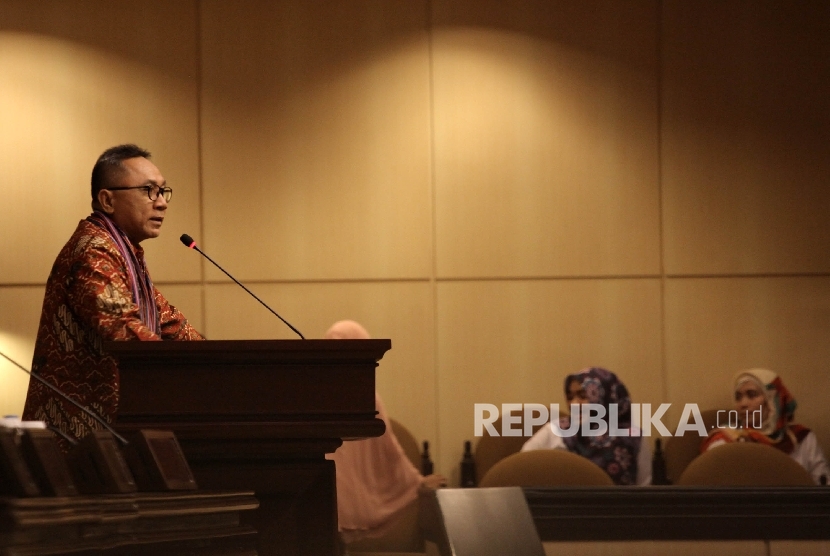 Ketua MPR Zulkifli Hasan menyampaikan pandangannya pada pembukaan acara sosialisasi empat pilar kepada organisasi Jong Pemuda Indonesia (JPI) di gedung MPR, Senayan, Jakarta, Rabu (26/10). 