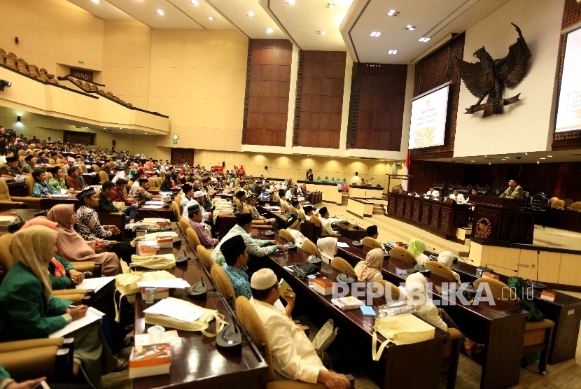  Ketua MPR Zulkifli Hasan (kedua kanan) berbincang bersama Ketua Umum DPP Badan Koordinasi Mubalig Indonesia (Bakomubin) Deddy Ismatullah (kedua kiri) , Wakil Ketua Majelis Syuro Nasional Anwar Sanusi (kiri) ,dan Sekjen DPP Bakomubin Abdurrahman Tardjo (kanan)saat pembukaan secara simbolik Seminar Nasional Kebangsaan Gerakan Mubaligh Bela Negara dan Sosialisasi Empat Pilar MPR RI di Gedung Nusantara V, Kompleks Parlemen,Senayan, Jakarta, Rabu (2/5).