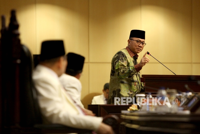  Ketua MPR Zulkifli Hasan (kedua kanan) berbincang bersama Ketua Umum DPP Badan Koordinasi Mubalig Indonesia (Bakomubin) Deddy Ismatullah (kedua kiri) , Wakil Ketua Majelis Syuro Nasional Anwar Sanusi (kiri) ,dan Sekjen DPP Bakomubin Abdurrahman Tardjo (kanan)saat pembukaan secara simbolik Seminar Nasional Kebangsaan Gerakan Mubaligh Bela Negara dan Sosialisasi Empat Pilar MPR RI di Gedung Nusantara V, Kompleks Parlemen,Senayan, Jakarta, Rabu (2/5).