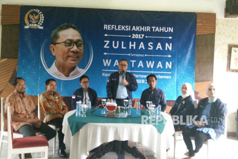 Ketua MPR Zulkifli Hasan menyampaikan persoalan bangsa dalam acara Refleksi Akhir Tahun 2017 bersama para wartawan di salah satu Resto kawasan Senayan, Jumat (29/12).