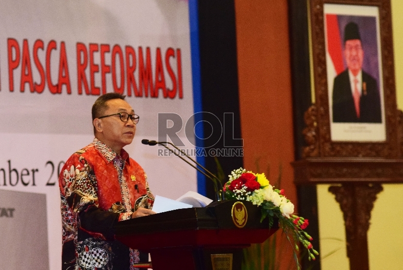 Ketua MPR Zulkifli Hasan menyampaikan pidatonya pada Simposium Kebangsaan bertajuk 