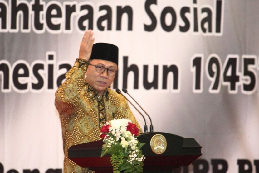 Ketua MPR Zulkifli Hasan menyampaikan sambutan di Simposium Nasional Sistem Pembangunan Nasional untuk Kesejahteraan Sosial di Gedung MPR, Jakarta, Rabu (12/7).