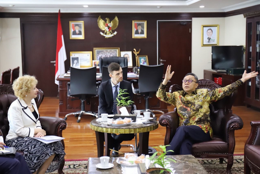 Ketua MPR Zulkifli Hasan menyebut hubungan Indonesia dengan Rusia dekat dan kuat.
