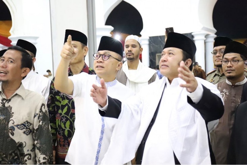 Ketua MPR Zulkifli Hasan menyempatkan diri pulang ke kampung halamannya Lampung Selatan untuk resmikan Masjid An Nubuwwat di Kompleks Pesantren Al Fattah Natar.