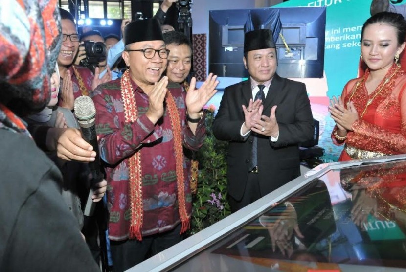 Ketua MPR Zulkifli Hasan meresmikan Jaringan Telkomsel 4G LTE untuk Ibukota Kabupaten se Sumatera yang diselenggarakan di SMA Kebangsaan, Lampung Selatan, Jumat (17/3). 