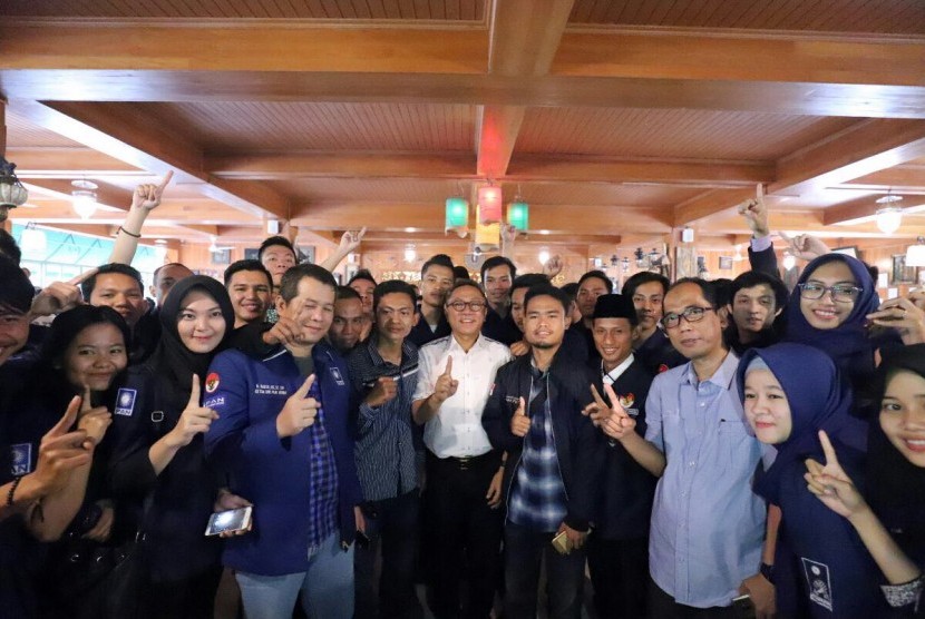 Ketua MPR Zulkifli Hasan Rabu (7/3) bertemu dengan komunitas pegiat media sosial dan aktivis Literasi Jalanan di Palembang. 
