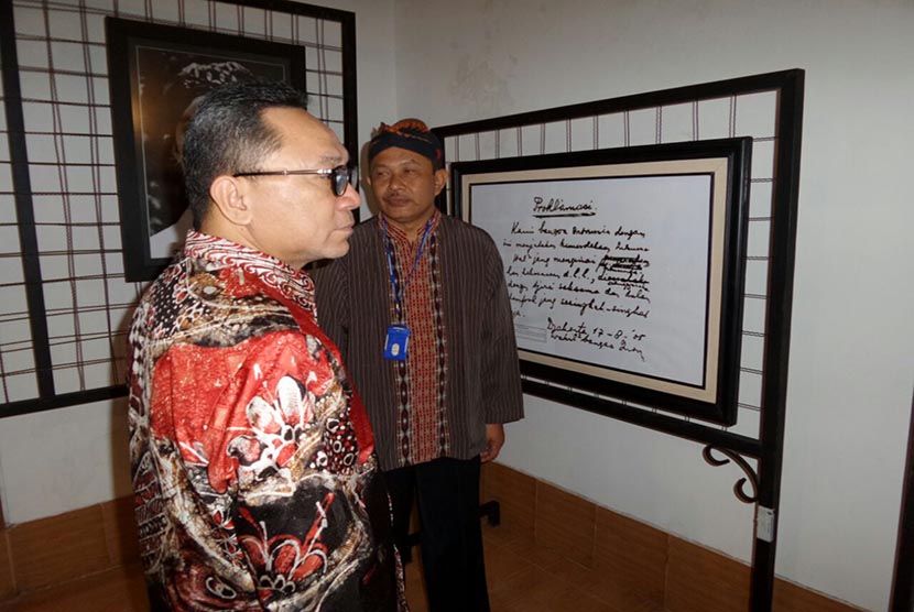  Ketua MPR Zulkifli Hasan saat berziarah ke Makam Bung Karno di Blitar, Senin (1/6).  