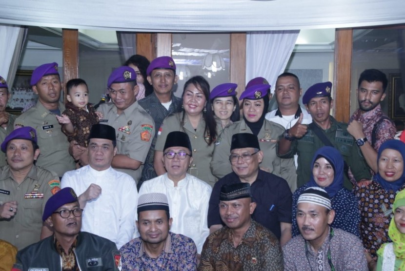 Ketua MPR Zulkifli Hasan saat buka puasa dengan Ikatan Alumni Resimen Mahasiswa Indonesia (IARMI), Jakarta, Senin (28/5).