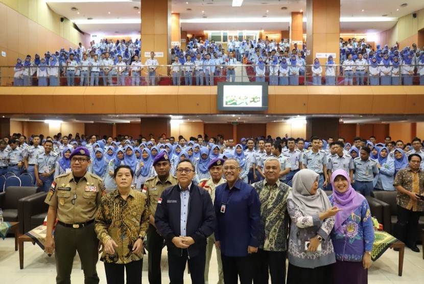 Ketua MPR Zulkifli Hasan  saat memberi Kuliah Umum di hadapan mahasiswa Sekolah Tinggi Ilmu Statistik, Jakarta, Jumat (23/3).