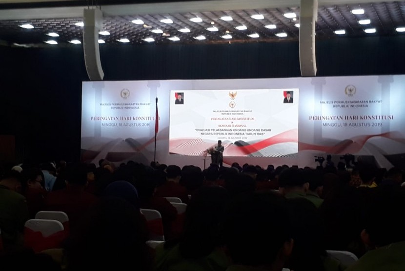 Ketua MPR Zulkifli Hasan saat memberi sambutan di acara peringatan Hari Konstitusi di Gedung Nusantara IV, Komplek Parlemen, Senayan, Jakarta, Ahad (18/8).