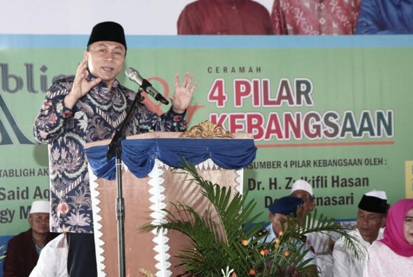 Ketua MPR Zulkifli Hasan saat memberikan ceramah di HUT Kabupaten Lombok Barat.