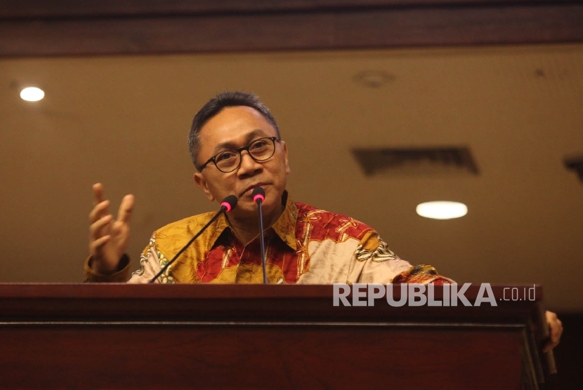 Ketua MPR, Zulkifli Hasan saat memberikan pidato sambutannya pada acara pembukaan International Youth Conference on Countering Terrorism 2016 dalam rangka Milad ke-52 tahun Ikatan Mahasiswa Muhamadiyah (IMM) di Kompleks Parlemen, Senayan, Jakarta, Senin (1