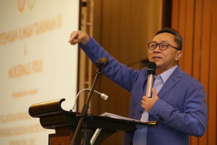 Ketua MPR, Zulkifli Hasan saat memberikan sambutan di acara Mukernas PDUI di Hotel Sheraton Gandaria City, Jakarta Selatan, Sabtu (21/4).