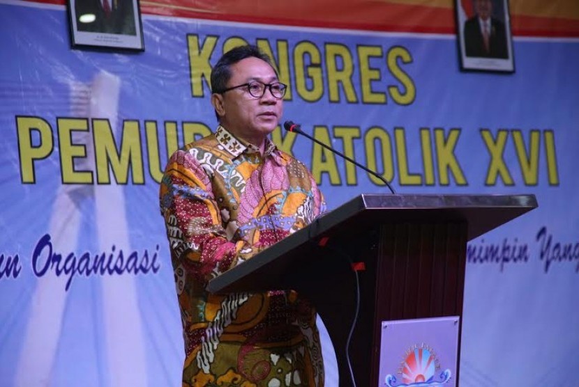 Ketua MPR Zulkifli Hasan saat membuka kongres nasional Pemuda Katolik di Batam, Sabtu (22/8).