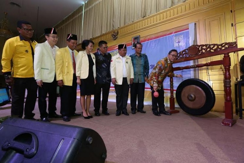 Ketua MPR Zulkifli Hasan saat membuka Kongres Nasional Pemuda Katolik, di Batam, Sabtu (22/8).