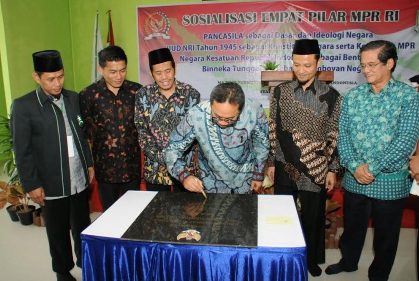 Ketua MPR Zulkifli Hasan saat membuka Musyawarah Nasional VI Syabab Hidayatullah 2016 di Kampus Utama Pondok Pesantren Hidayatullah, di Batam, Selasa (27/12).