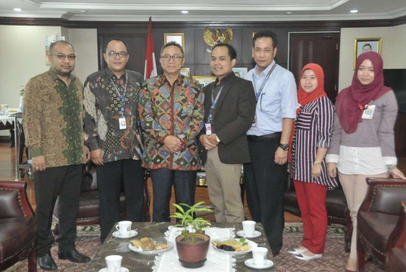 Ketua MPR Zulkifli Hasan saat menerima delegasi Universitas Bhayangkara, di ruang kerja Ketua MPR, gedung Nusantara III, kompleks gedung MPR/DPR/DPD, Senayan, Jakarta, Selasa (28/11).