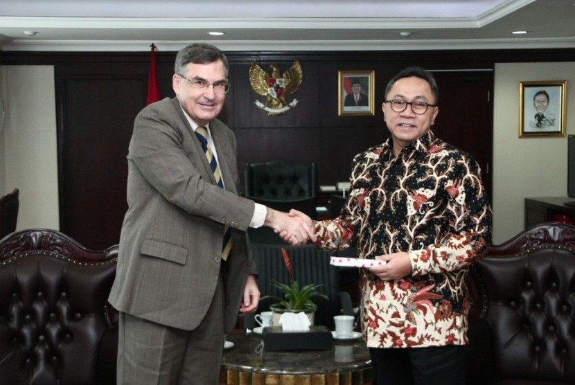 Ketua MPR Zulkifli Hasan saat menerima DUbes Kanda untuk Indonesia Donald Bobaish