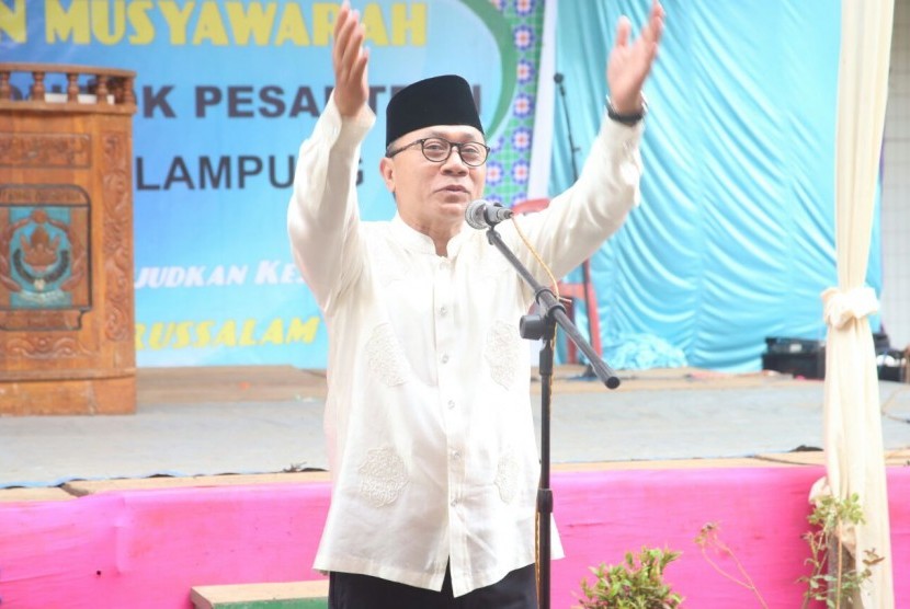 Ketua MPR Zulkifli Hasan saat menghadiri Silaturrahmi Ikatan Keluarga Pondok Pesantren Darussalam di Natar Lampung Selatan, Ahad (9/7).
