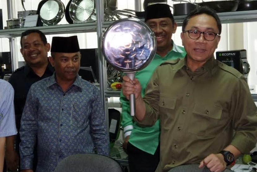 Ketua MPR Zulkifli Hasan saat mengunjungi pelaku usaha di Jawa Timur, Senin (24/8).