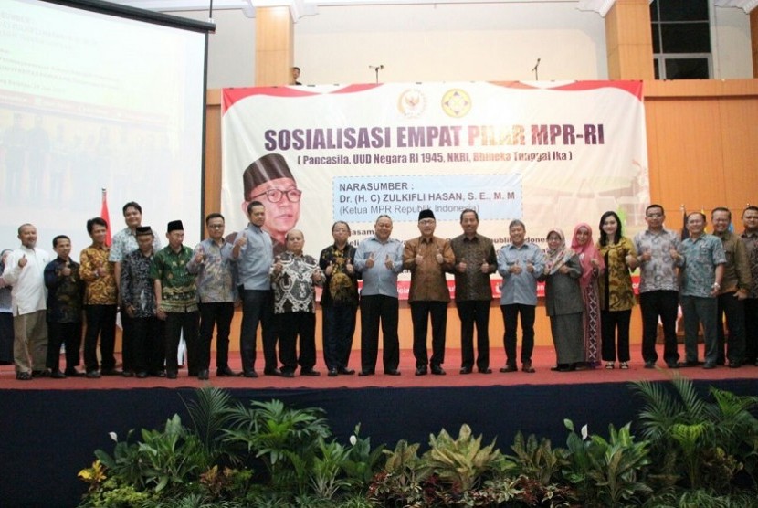 Ketua MPR Zulkifli Hasan saat menyampaikan Pidato Kebangsaan di hadapan 1.000 Mahasiswa dan Civitas Academica Universitas Pamulang di Tangerang Selatan, Jum'at (21/8).