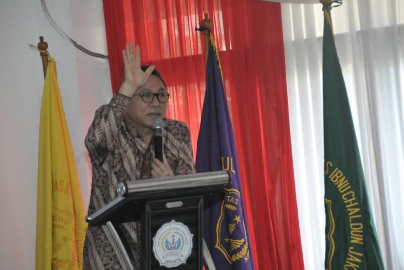 Ketua MPR Zulkifli Hasan saat menyampaikan Sosialisasi Empat Pilar di Universitas Ibnu Chaldun, Rawamangun Jakarta, Rabu (29/3).