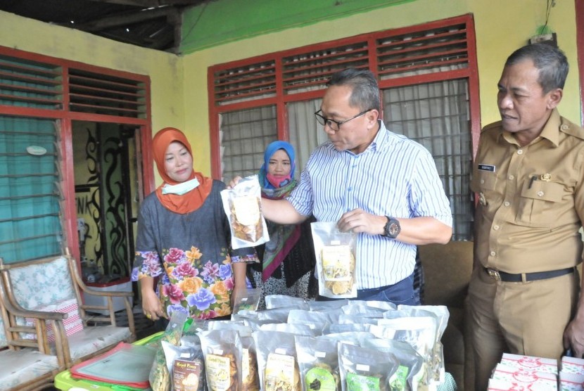 Ketua MPR Zulkifli Hasan siap menjadi marketing untuk produk produk UKM lokal.