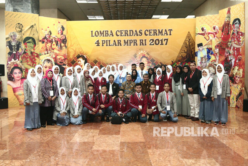 Ketua MPR Zulkifli Hasan bersama siswa perwakilan dari 34 Provinsi Finalis Lomba Cerdas Cermat Empat Pilar MPR Tingkat SLTA Nasional Tahun 2017 di Gedung Nusantara V MPR, Kamis (10/8).