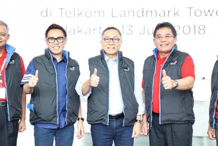 Ketua MPR Zulkifli Hasan (tengah) berkesempatan melihat langsung persiapan layanan mudik dari PT Telkom dan Telkomsel di Kantor Pusat Telkom Tower Jakarta, Rabu (13/6). 